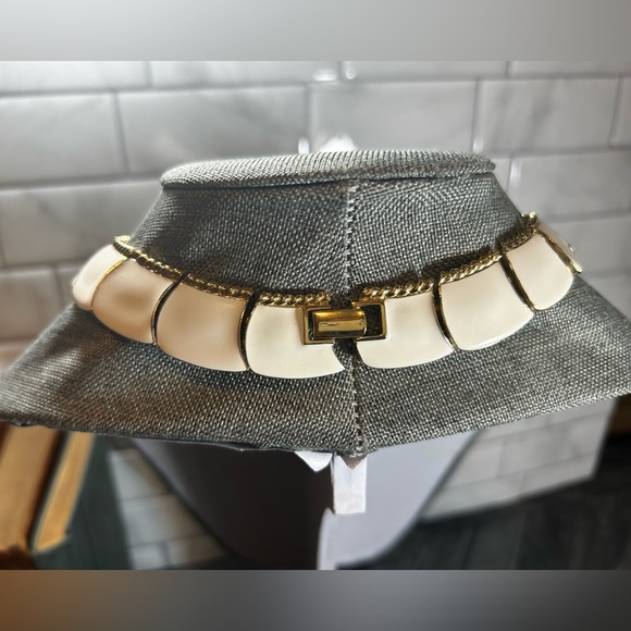 Vintage Butler Signed White Enamel & Gold Necklace - Bold Look - Picture 4 of 9